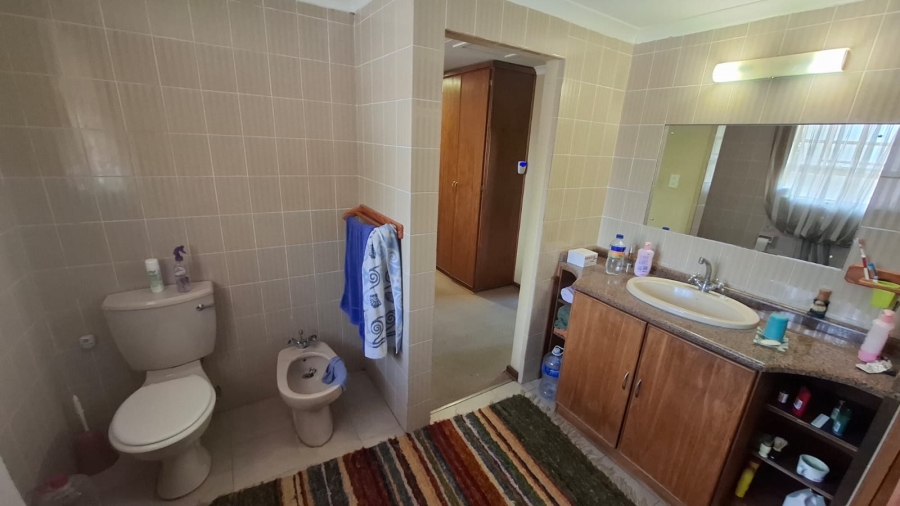 6 Bedroom Property for Sale in Mooivallei Park North West